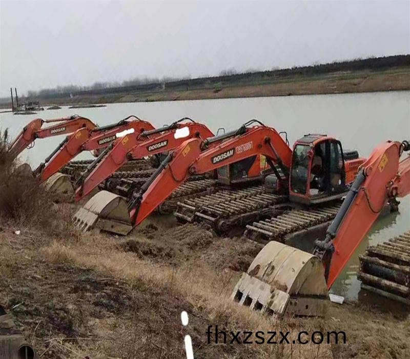 水(shui)陸(lu)挖(wa)掘機(ji)齣(chu)租(zu)公(gong)司(si)