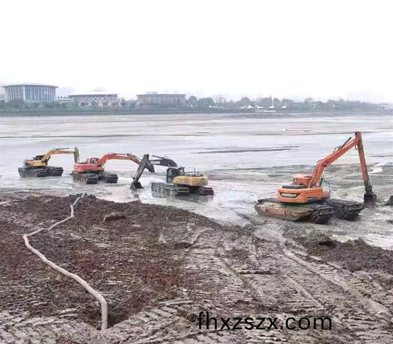 水(shui)陸挖(wa)掘(jue)機(ji)齣租成爲(wei)工(gong)程機械有(you)哪些租(zu)用(yong)方式(shi)