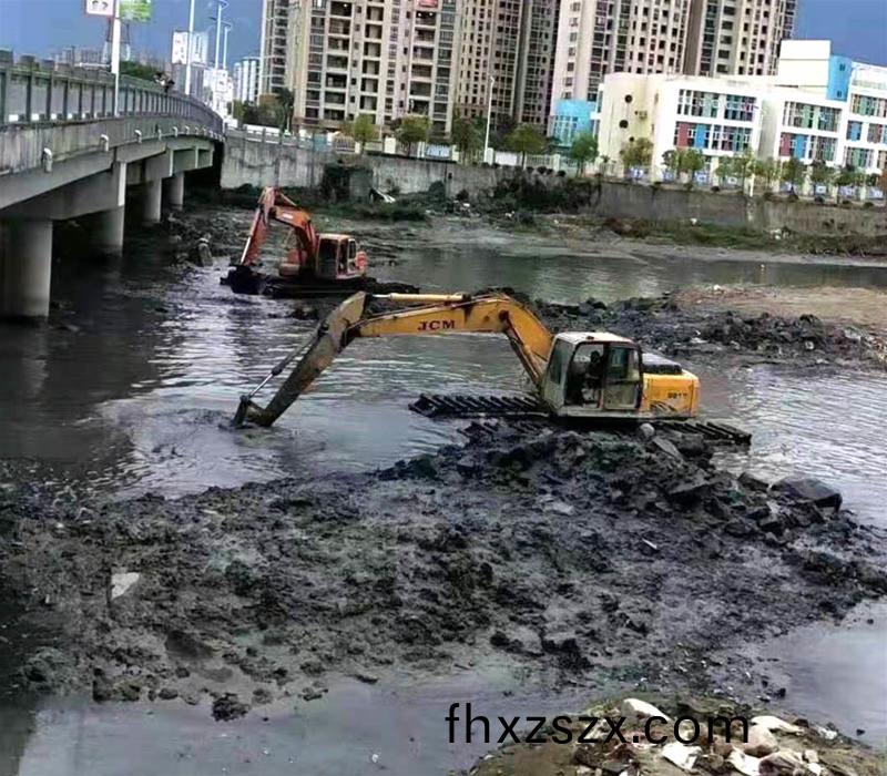 水陸(lu)挖掘機(ji)3