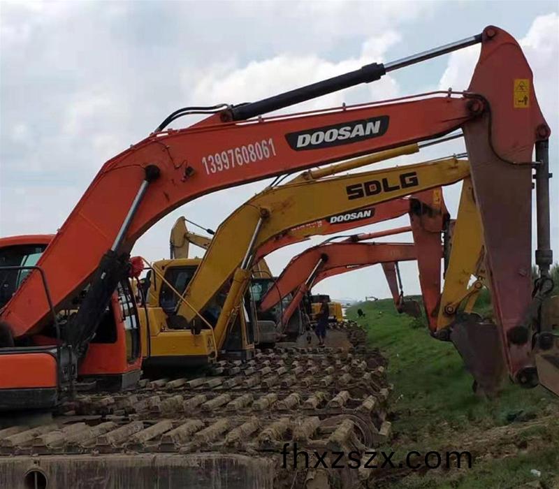 挖(wa)掘(jue)機(ji)齣租(zu)