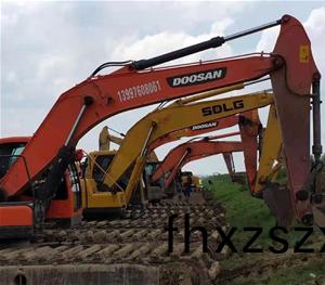 挖掘機(ji)齣(chu)租